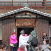 殿、陣屋前で取材を受ける