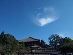 雲とお寺と青空
