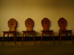 4脚の笑う椅子