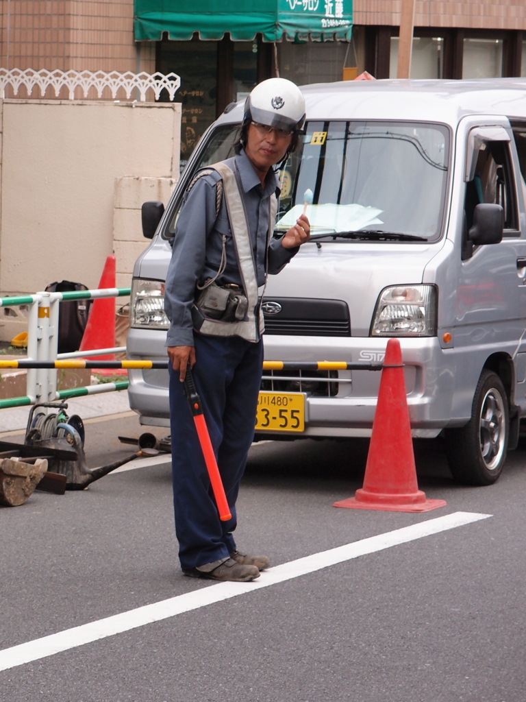 交通整理中にガリガリ君！
