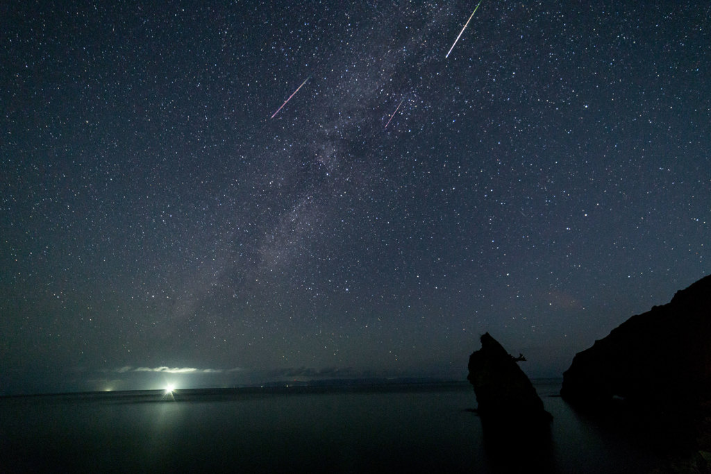 沈み込む天の川と流星