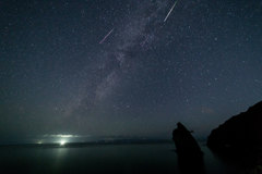 沈み込む天の川と流星