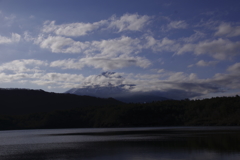 西湖からの雲に隠れた富士山