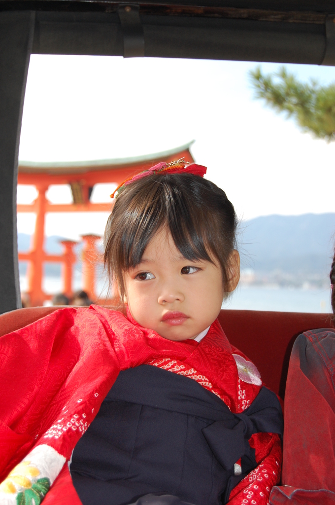  厳島神社　七五三「かえりたい・・・」