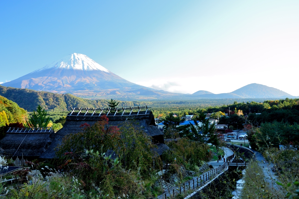 かやぶき屋根と富士