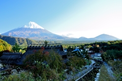 かやぶき屋根と富士