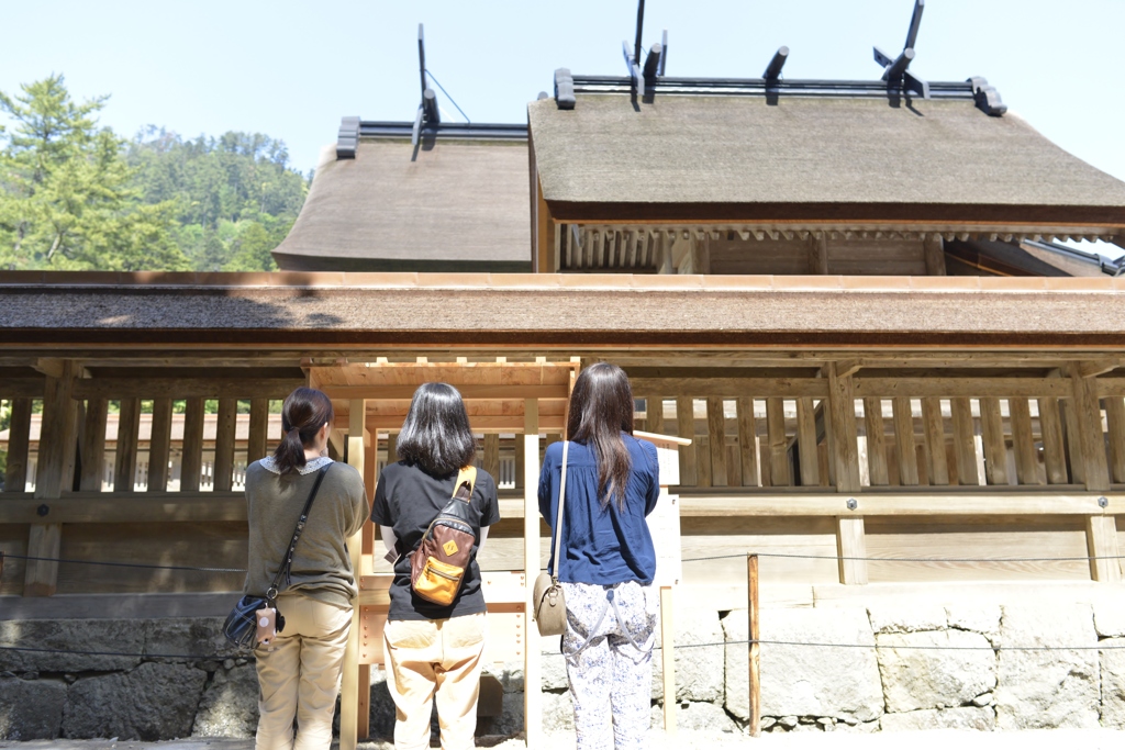 西向きの祭神