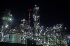夜の工場