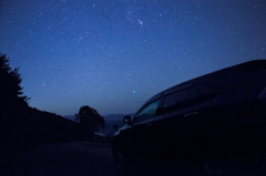 歩をとめて、見上げた夜空は