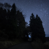 道の先に広がる星空