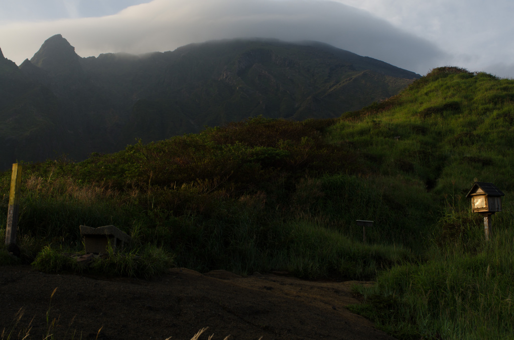 入山届箱と高岳にかかる笠雲　　阿蘇高岳中岳登山#3