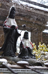 雪の降る横蔵寺にて