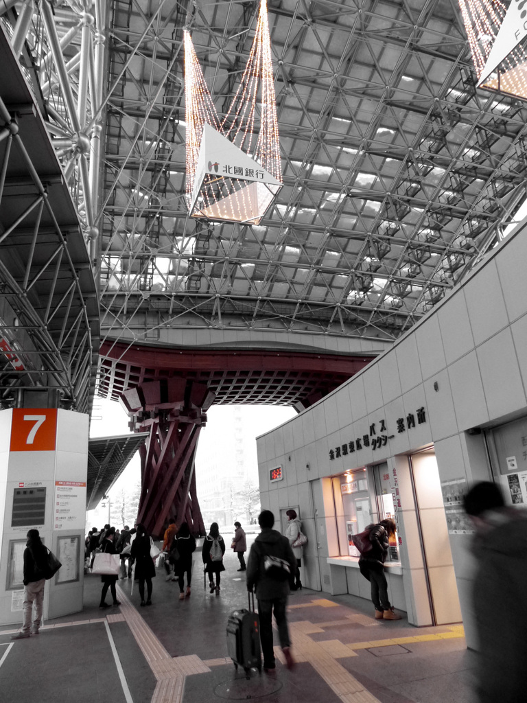金沢駅東口 もてなしドームと鼓門