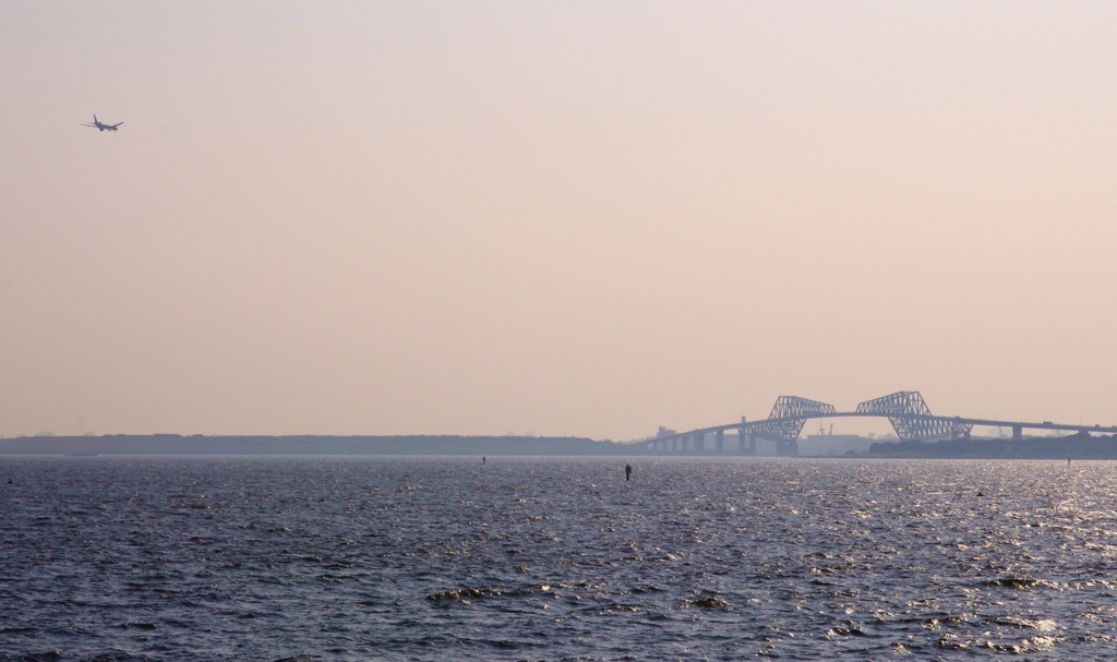 海と夕方と橋と飛行機