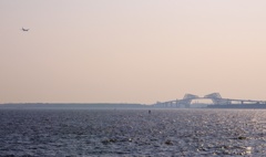 海と夕方と橋と飛行機