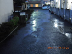 雨に濡れる路地