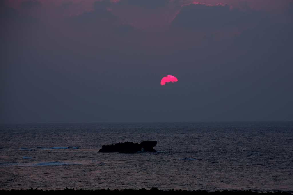 残波　雲に沈む