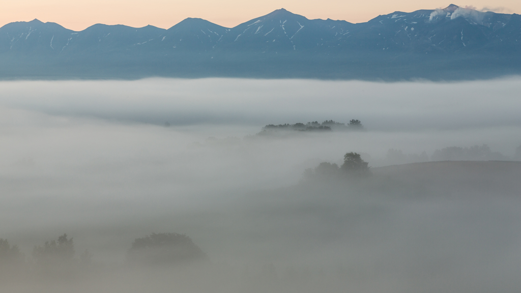 水無月霧景　十勝岳連峰
