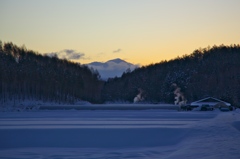 山間の朝