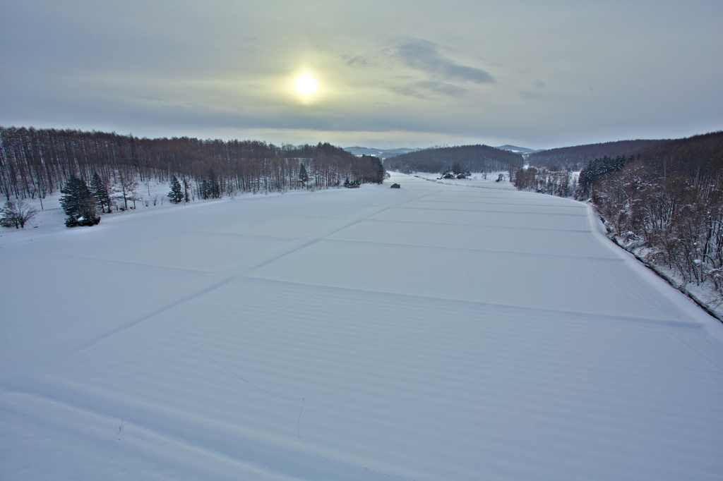 雪冷の水田