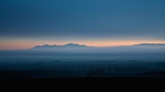 濃霧の中の稜線