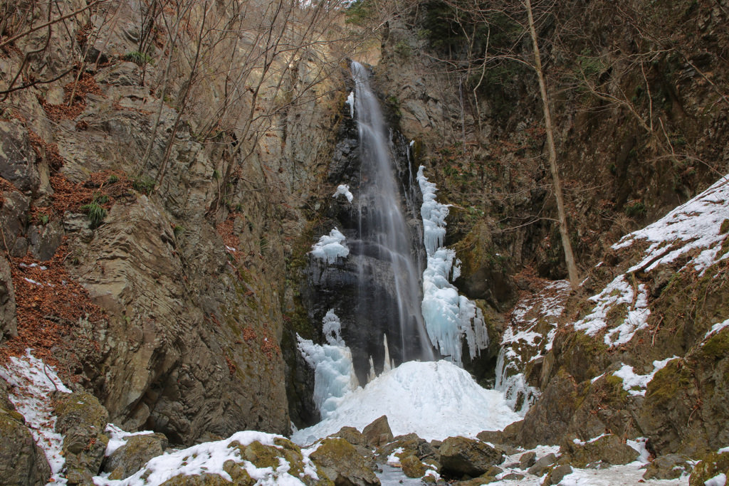 滝壺に降り積もる氷瀑