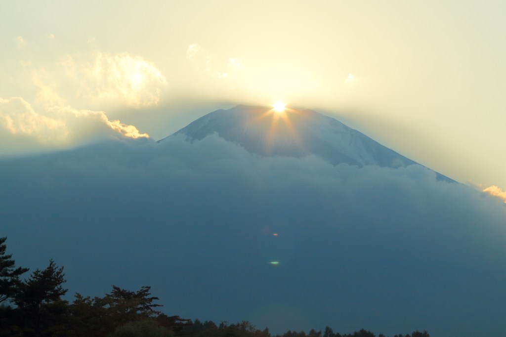 頭を雲の上に出し♪