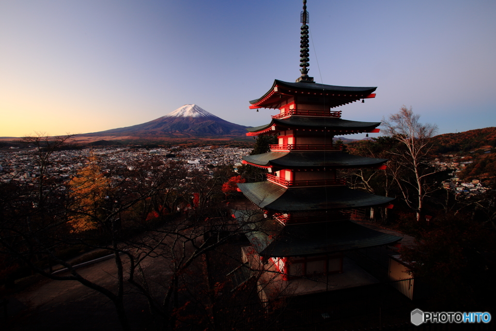 新倉山浅間神社忠霊塔より富士山