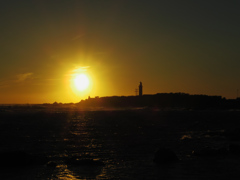 野島崎灯台に沈む2012年最後の夕日。