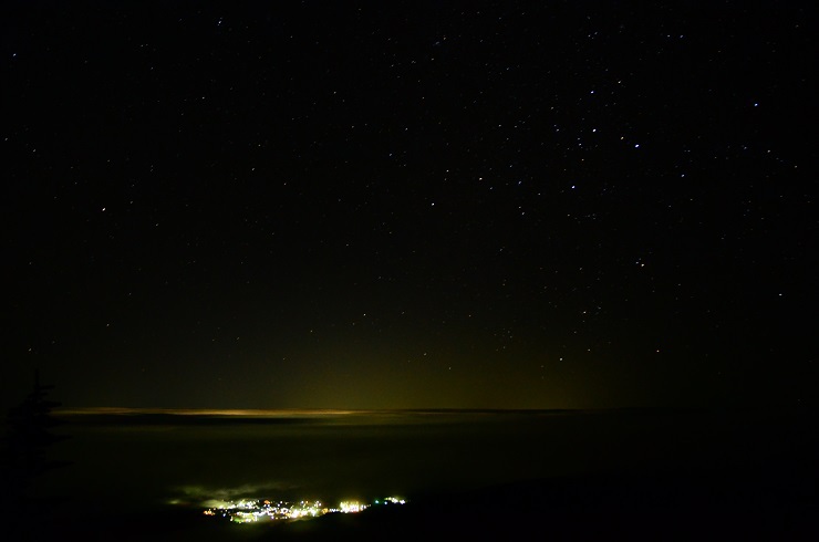 街明かりと星空