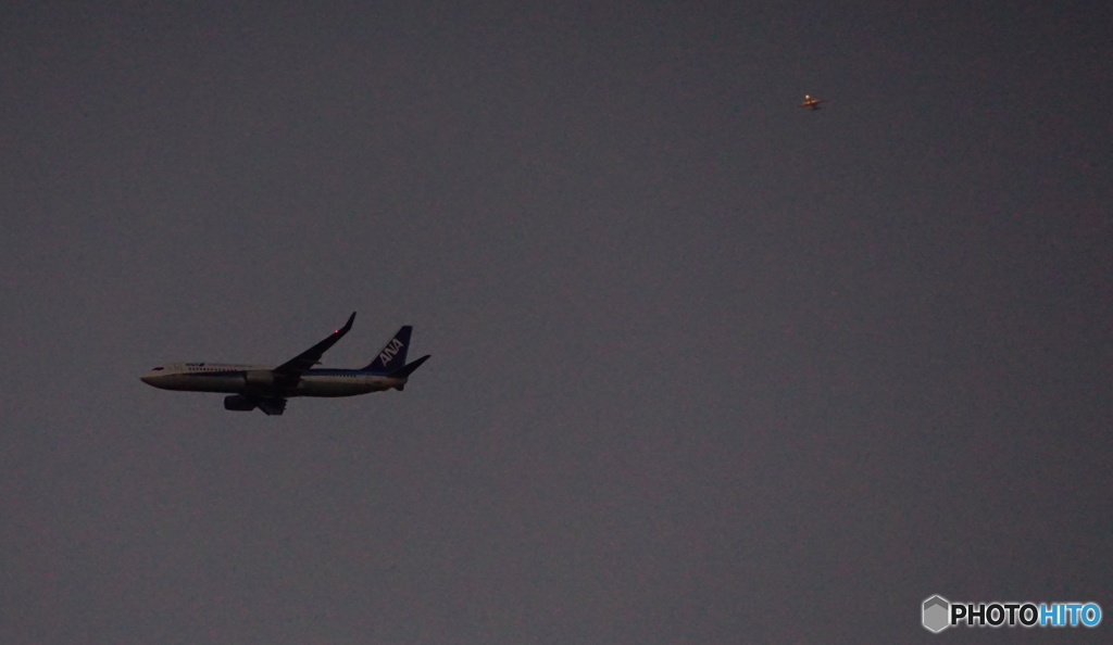 飛行機と光る物体