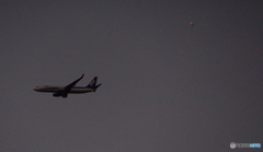 飛行機と光る物体