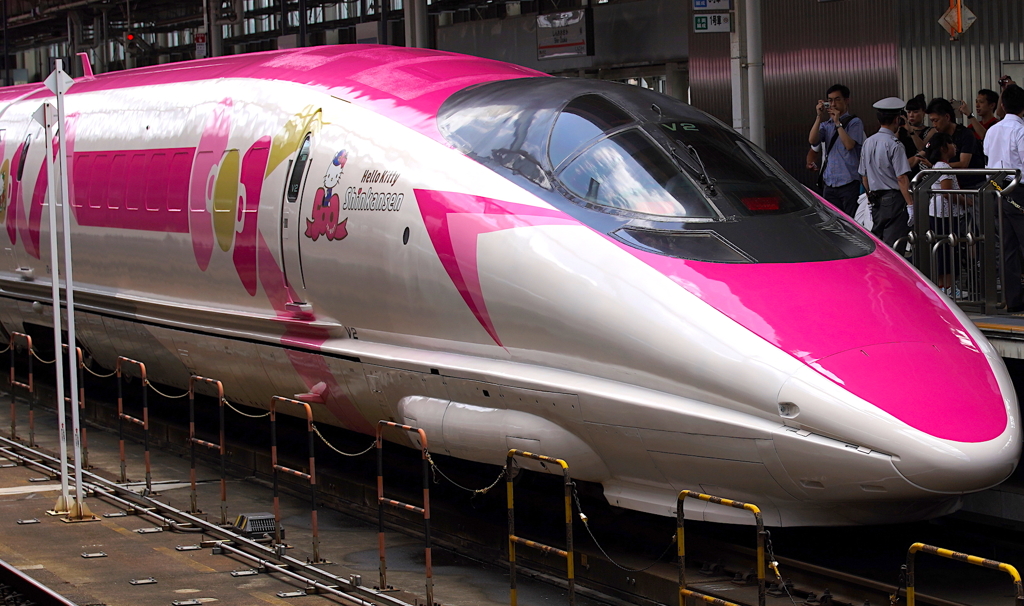 ハローキティ新幹線　新大阪駅