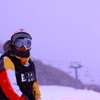 雪山で働く男