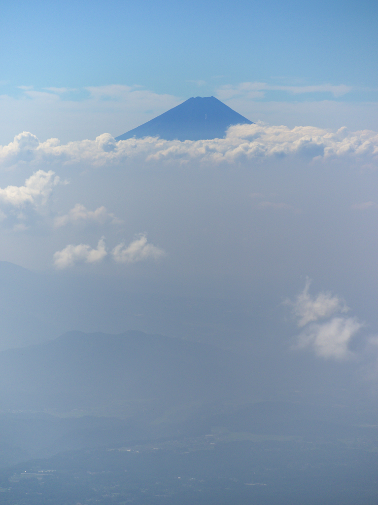 頭を雲の上に出し