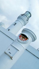 白いポストと灯台
