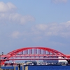 埠頭と赤い橋