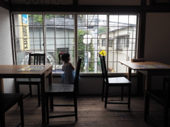 カフェの窓辺