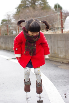 水たまりの上でジャンプ　→　なんか冷たい・・・。