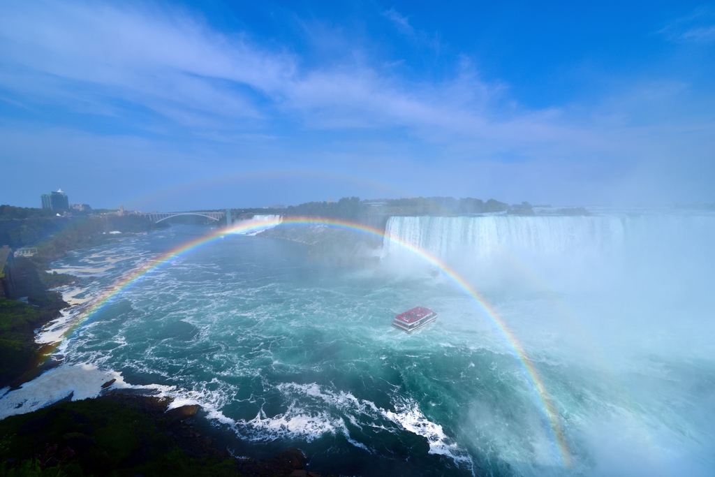 滝に架かる虹