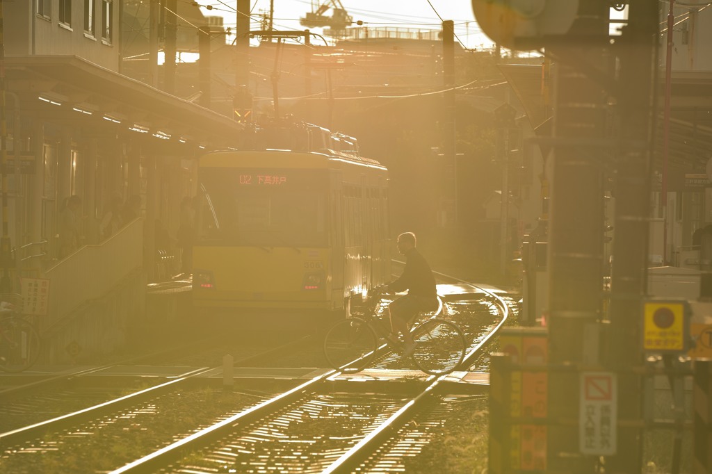 夕陽に染まる駅