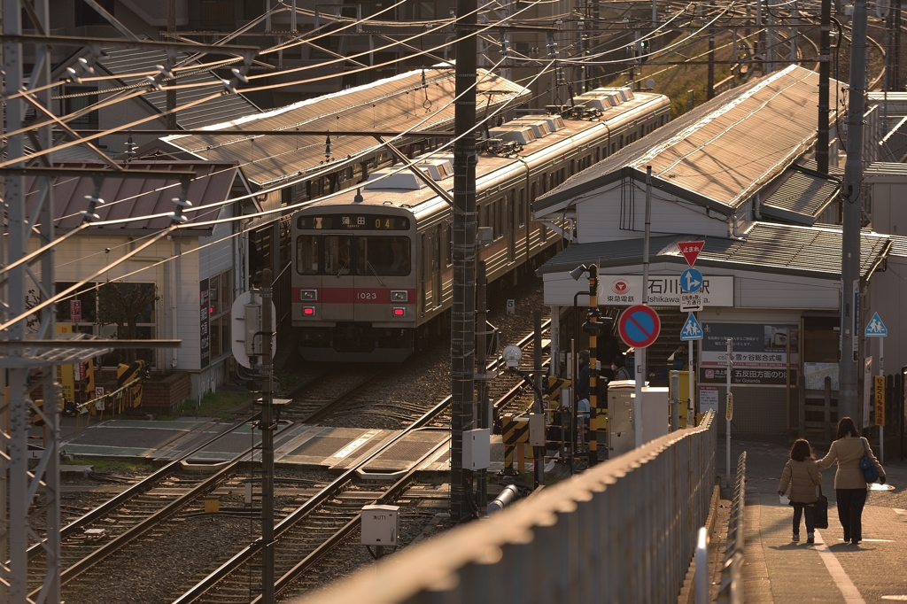 坂の下にある駅