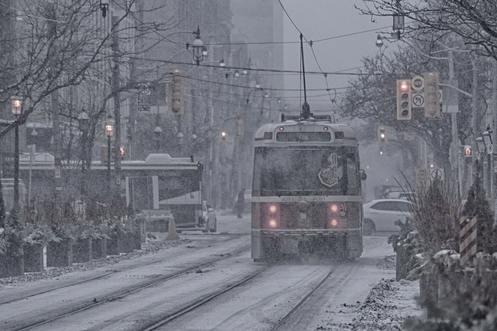 雪降る交差点