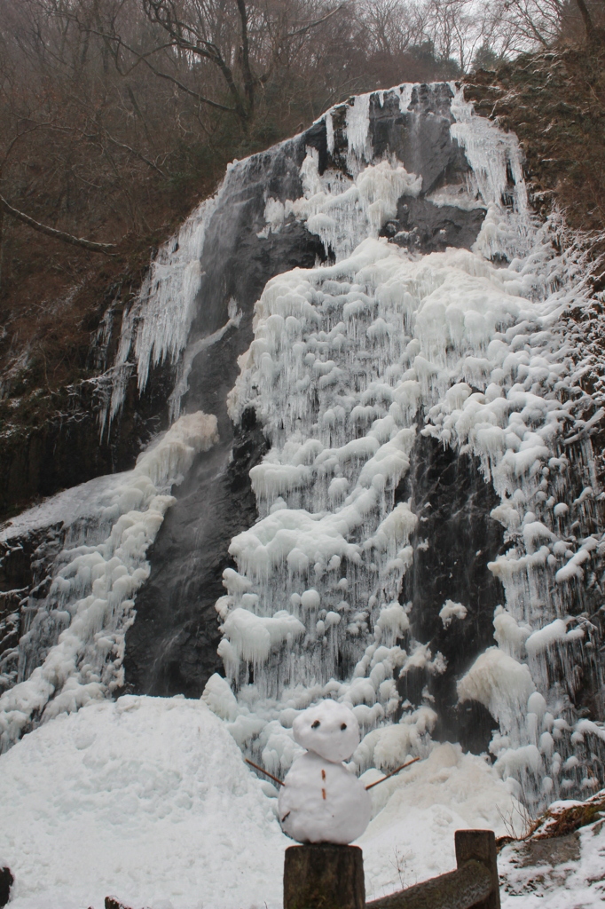 雪だるまと滝