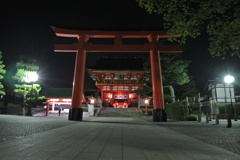 朝日を待つ伏見稲荷