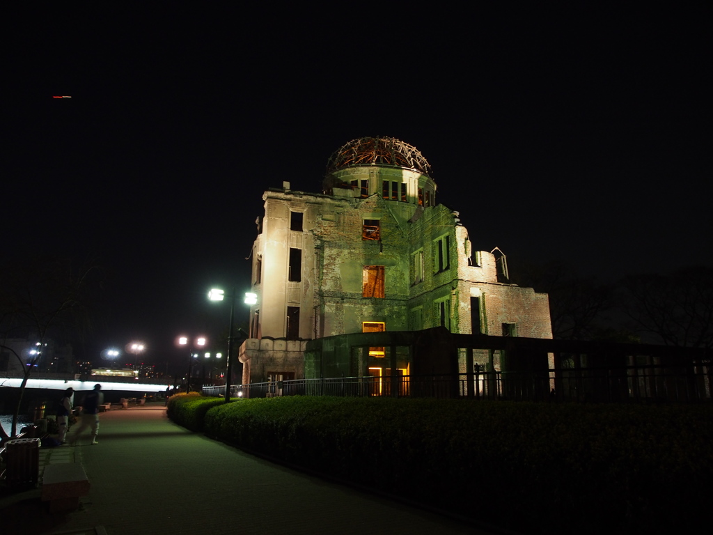 夜の原爆ドーム