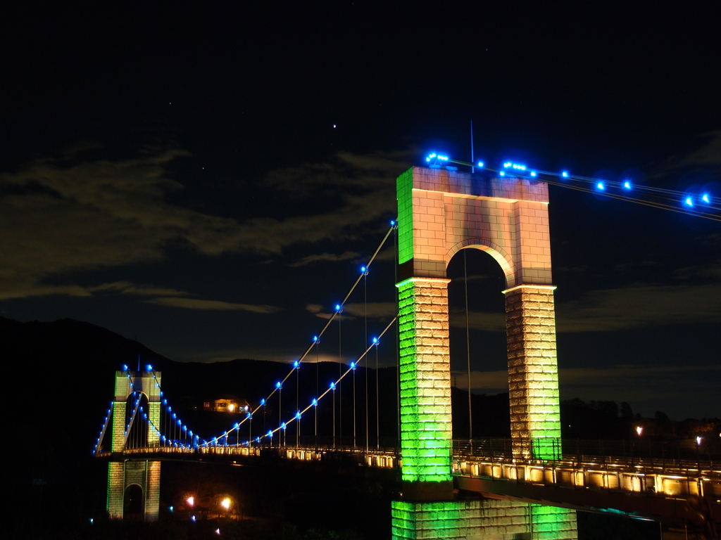 夜のつり橋