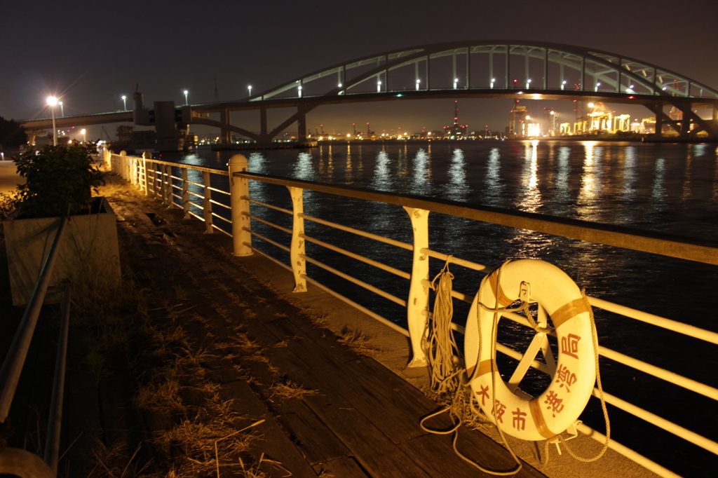 救命浮環と夢舞大橋