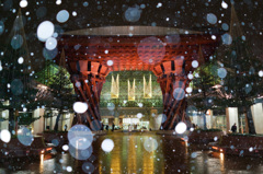 雪が舞う鼓門