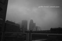 雨、煙る街